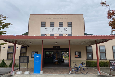 水戸岡鋭治さんデザインのおしゃれな駅舎