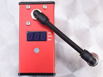 fumpaのデジタル圧力計とホース