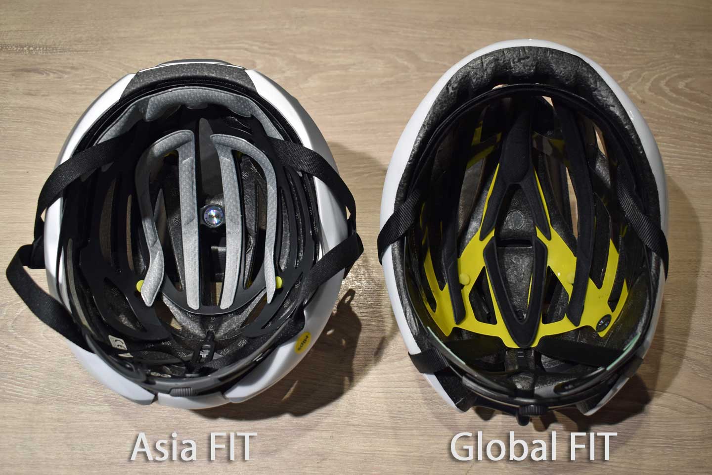 アジアンフィットとグローバルフィットのヘルメットが並んでいる