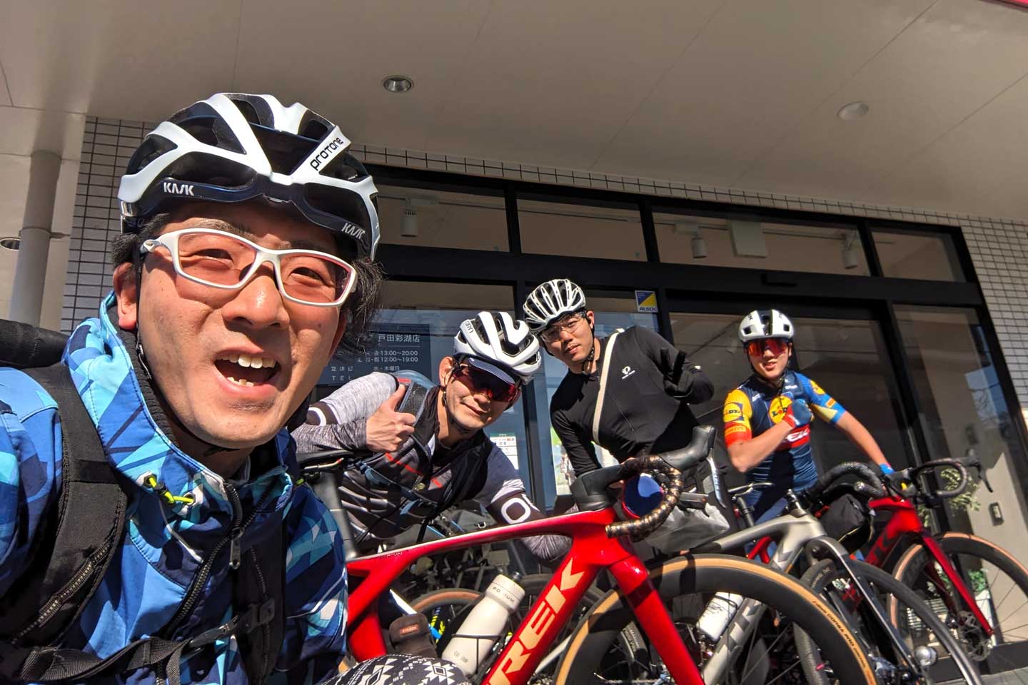 バイクプラス戸田彩湖店前で撮った集合写真