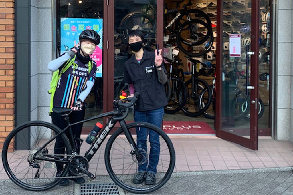 バイクプラス港北店入り口前で自転車と共に