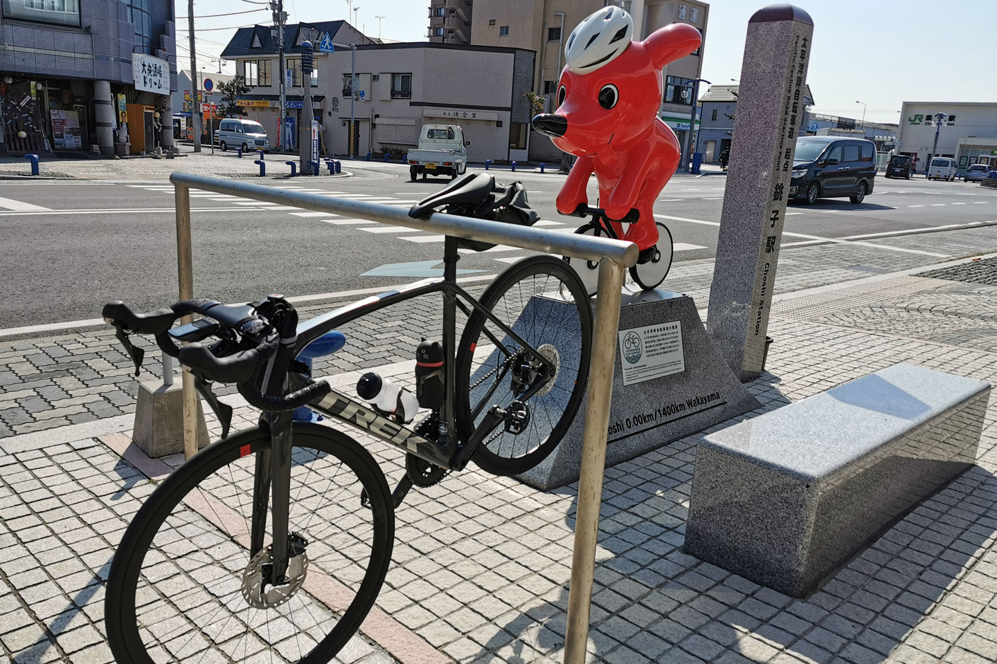 銚子駅前ににあるチーバくんと自転車