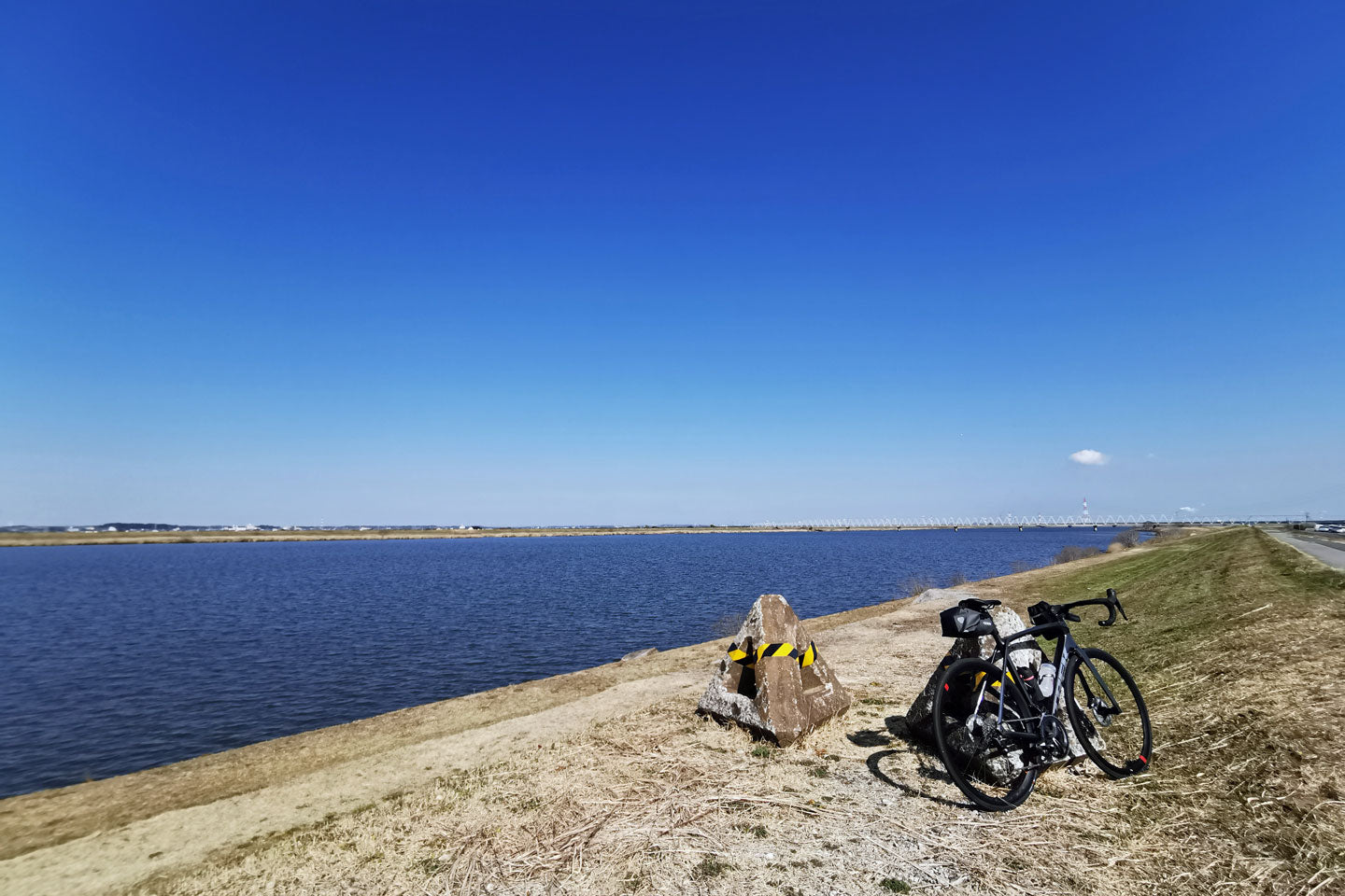 利根川のサイクリングロードをロードバイクで走る