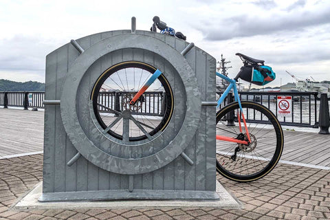 船の総舵輪をモチーフにした自転車スタンドに駐輪しているエモンダALR