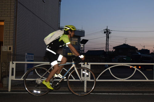 真横から夜間の反射具合を検証