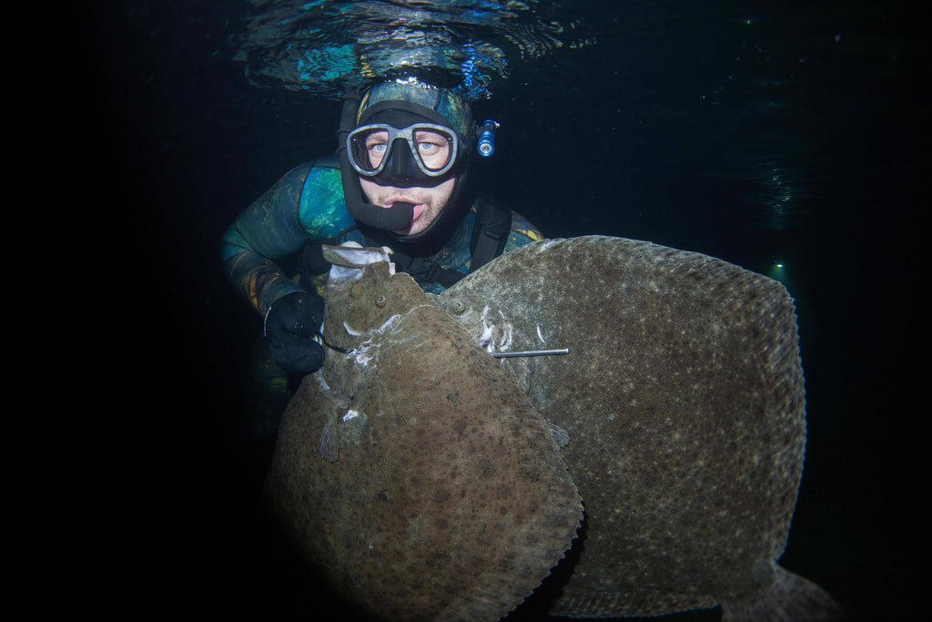 Øivind utiliza estas luces de buceo de Orcatorch cuando bucea de noche