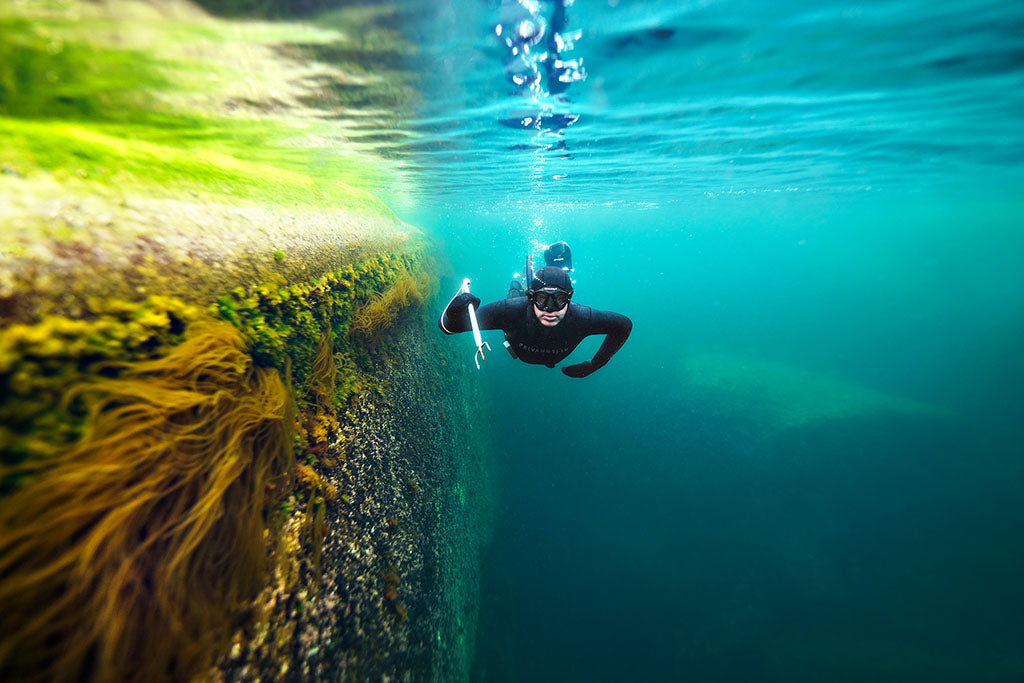 Undervannsjeger som jakter under vann med slynge