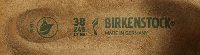 Birkenstock Vegan Schriftzug auf Fußbett