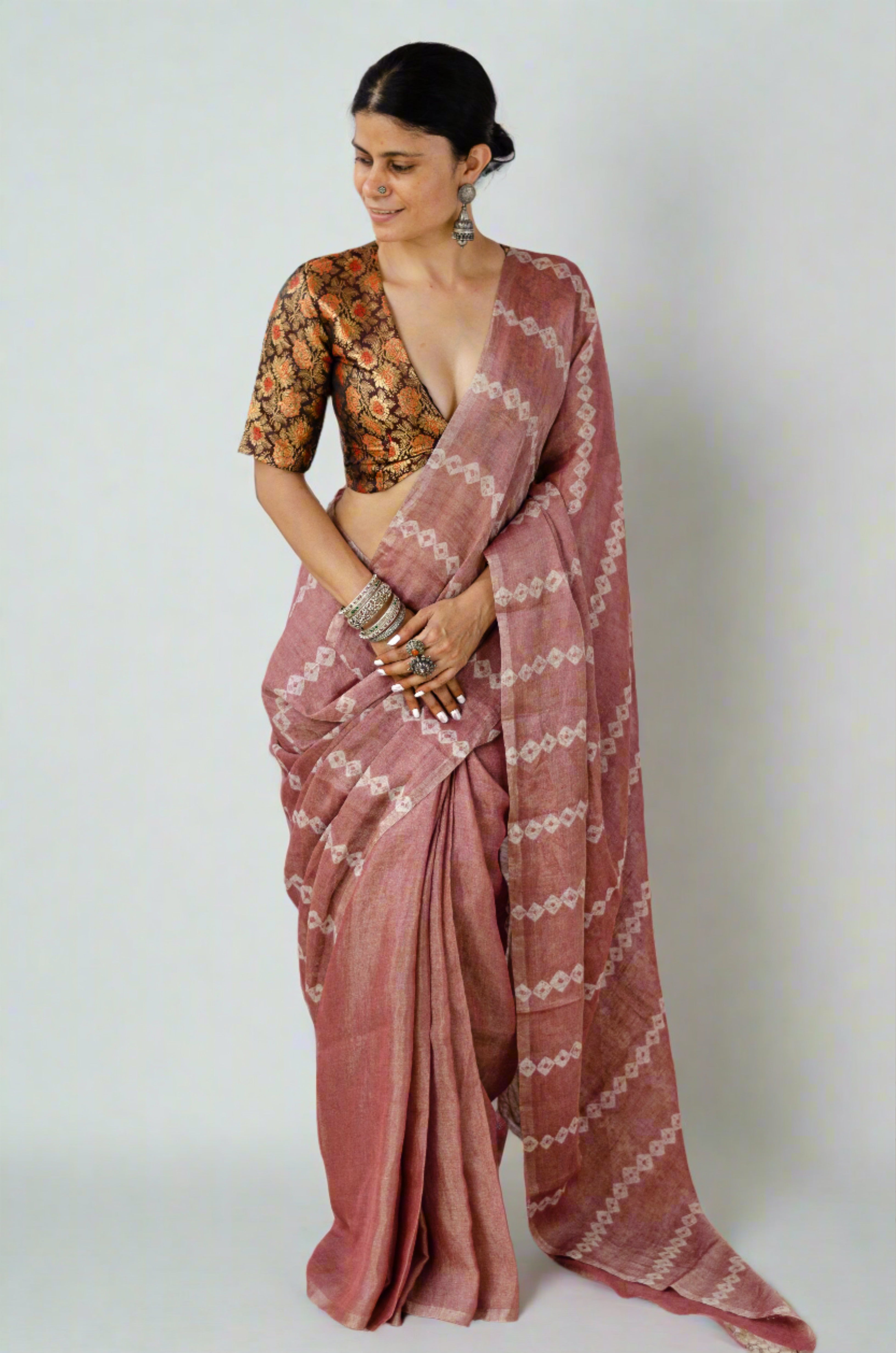 Explore Elegance with Metallic Multicolor Linen Handloom Saree