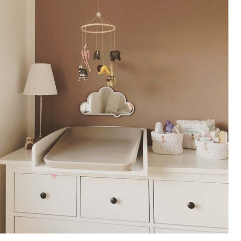 Cinco ideas para decorar la habitación de un bebé: cambiador sobre cómoda en el dormitorio del bebé