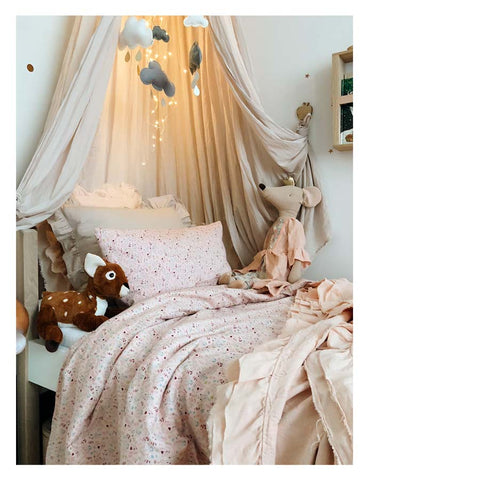 Cinco ideas para decorar la habitación de un bebé: combinación de textiles y peluches en dormitorio de bebé