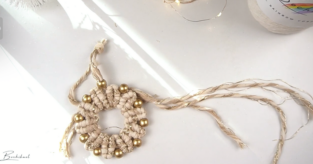 Bochiknot macrame Christmas wreath ornament with beads pattern DIY