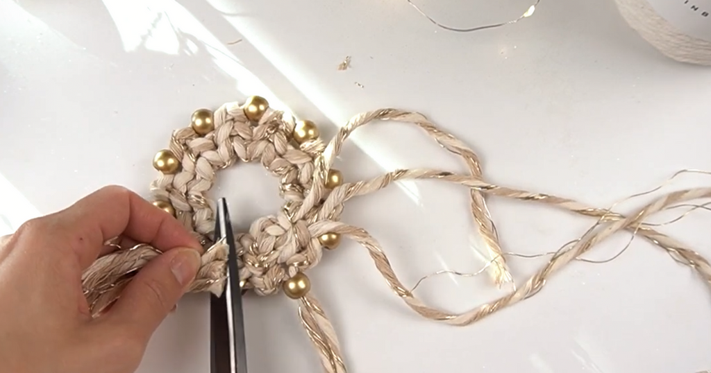 Bochiknot macrame Christmas wreath ornament with beads pattern DIY