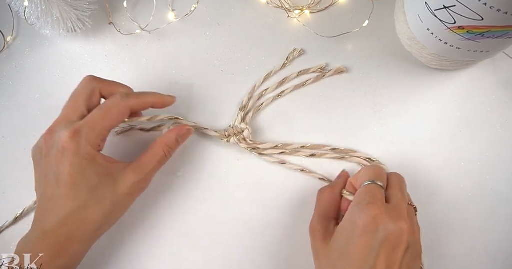 Bochiknot macrame Christmas wreath ornament with beads pattern DIY