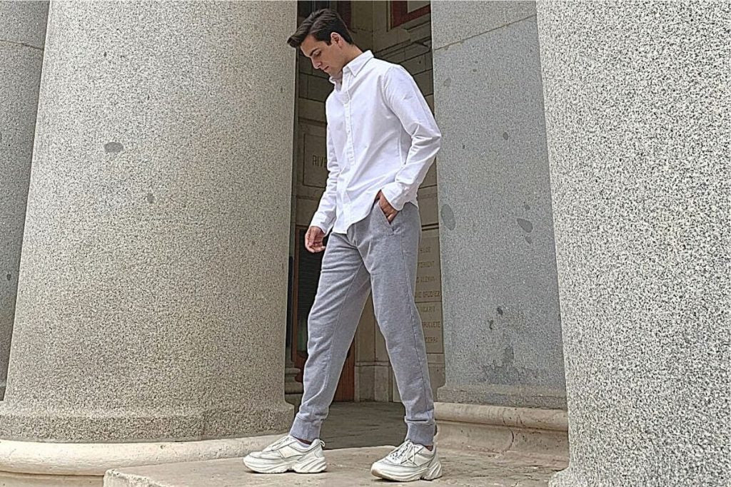 What to wear with grey joggers male - Buy and Slay