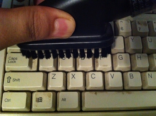 Bersihkan keyboard