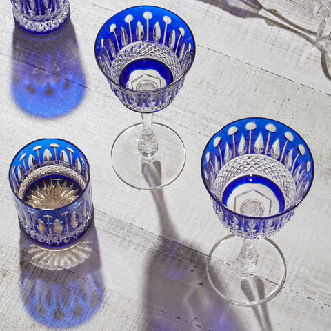 Verre en cristal de la Cristallerie de Montbronn de la collection Zurich en bleu foncé.