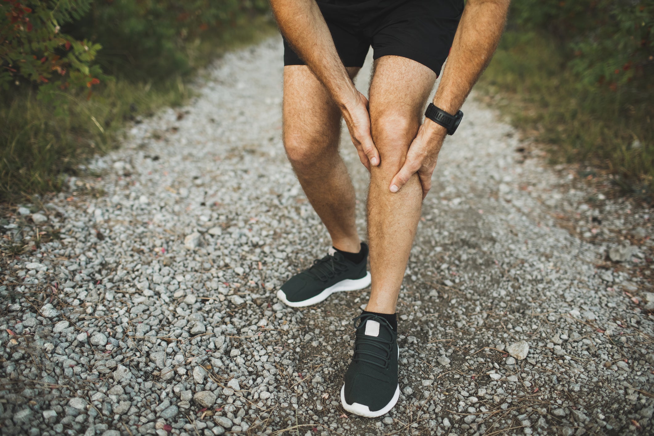 Homme avec des muscles endoloris lors d’une course à pied