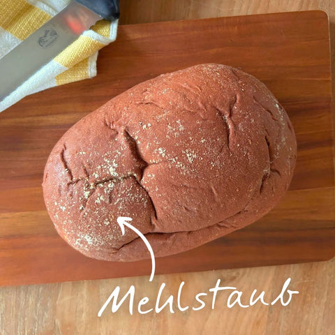 STEINER's Brot kann mit weißem Low Carb Mehlstaub bedeckt sein