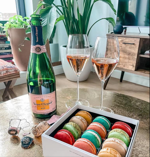 Veuve Clicquot Rosé 750ml with Sugarfina Pop the Champagne Gift Set –  megalopolisdd.toys