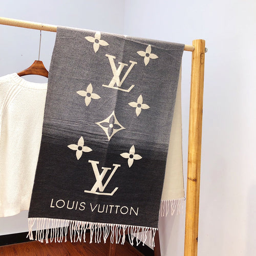 Louis Vuitton® Reykjavik Gradient Scarf  Fashion, Womens scarves, Casual  outfits