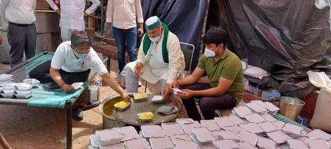 Farmers share out food at the protests in Delhi 