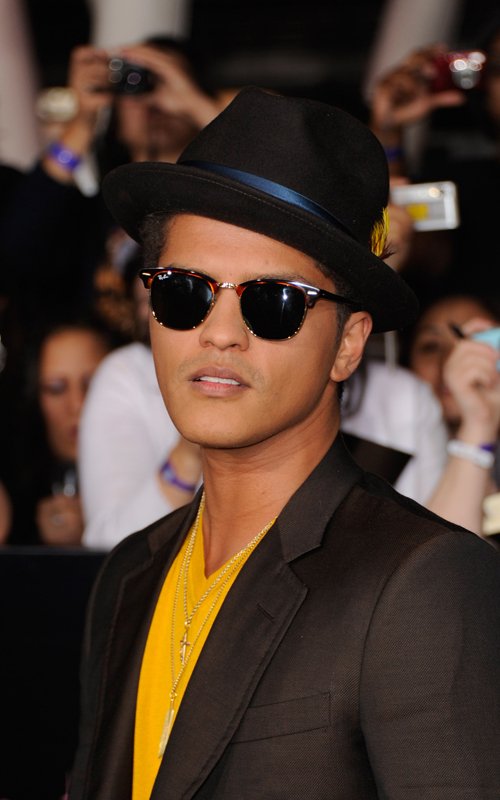 Bruno Mars e seus óculos fashion #brunomars #style #glasses #fashion #oculos