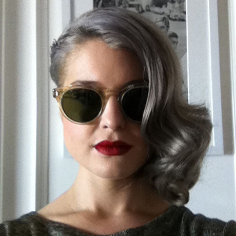 kelly-osbourne-with-side-swept-wavy-gray-hair-wearing-sunglasses-red-lipstick