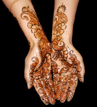 Tatouage au henné brun sur la face intérieure des mains