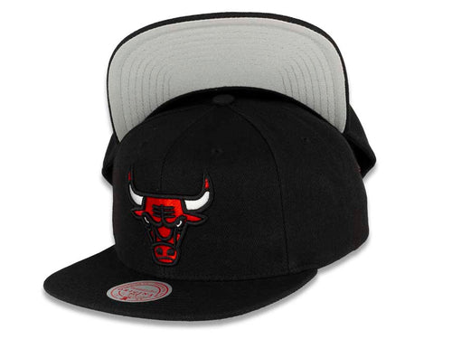 Mitchell & Ness Chicago Bulls Team Logo Snapback Cap In Black