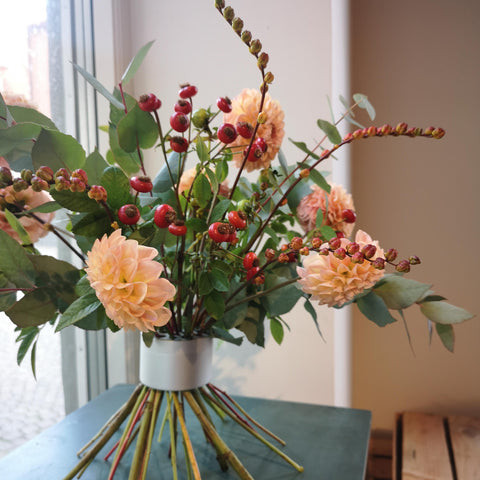 With a hanataba anyone can make beautiful bouquets with a simple twist