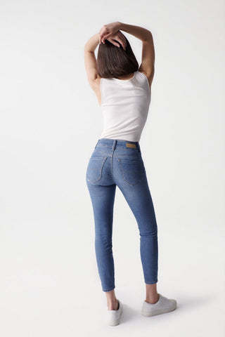 https://framework.ch/products/secret-cropped-skinny-push-in-in-medium-light-21001347852