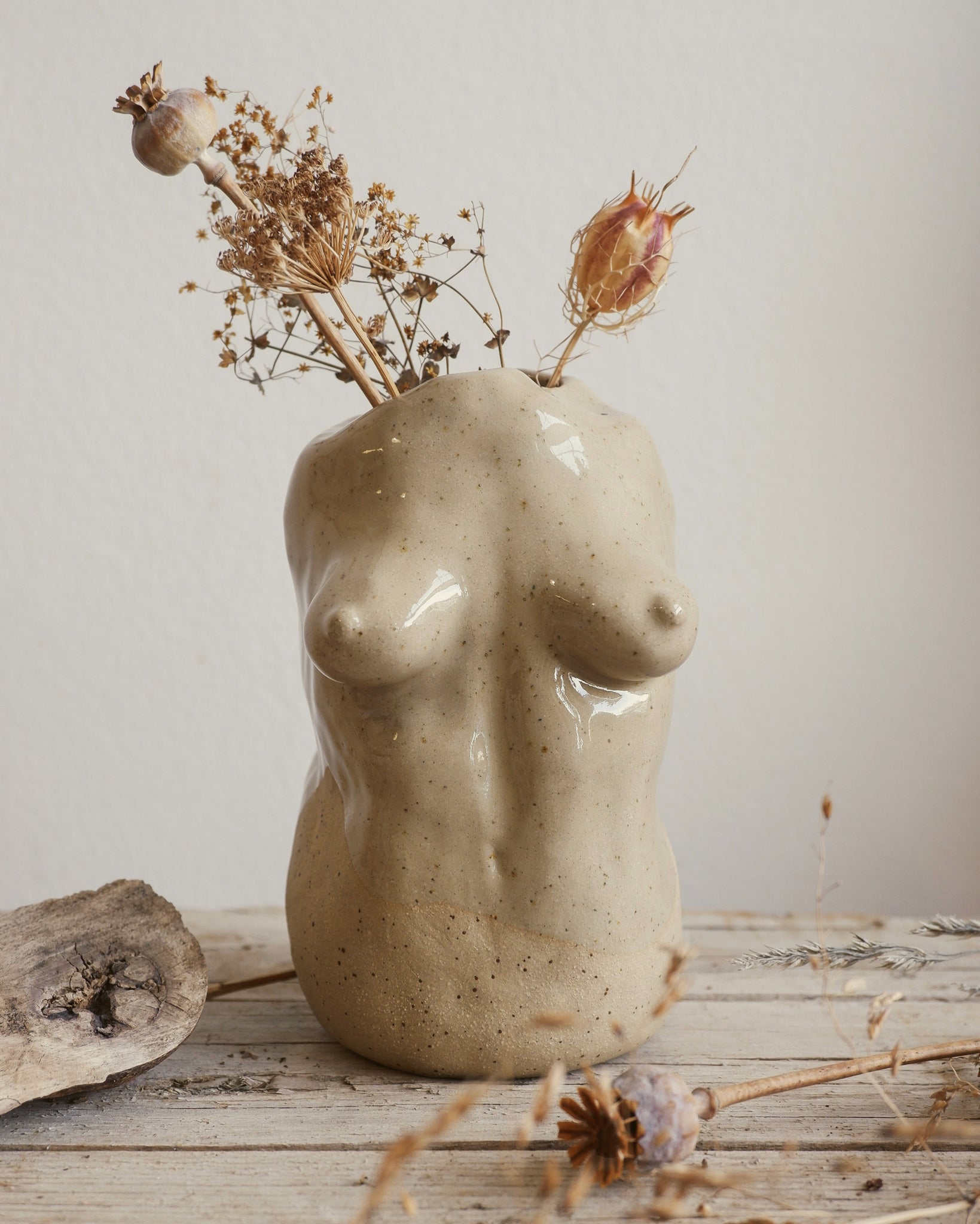 Planina Sculptural vase Women in beige