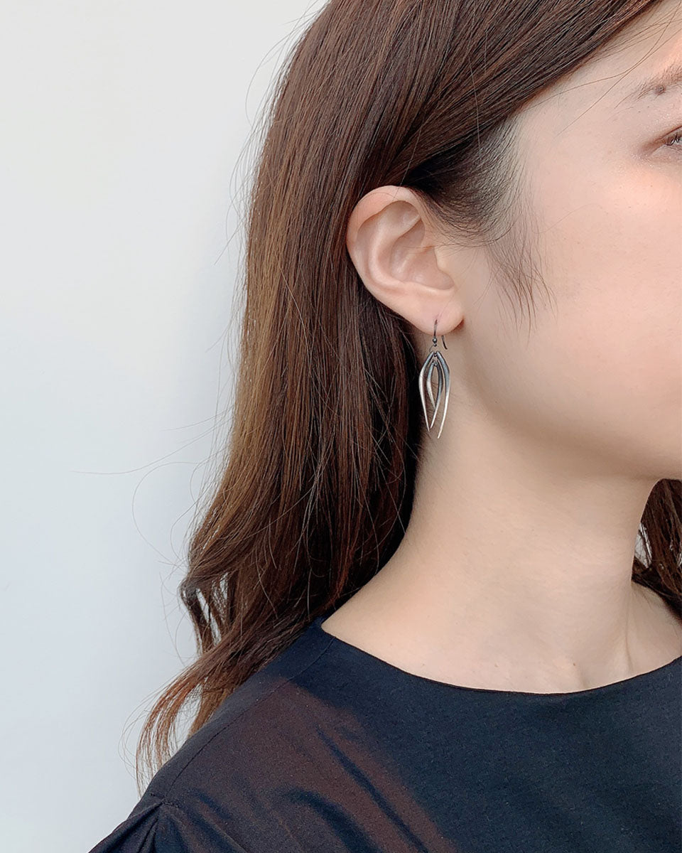 【TENTHOUSANDTHINGS/テンサウザンドシングス】Tusk earrings middle