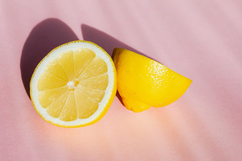 Tidak hanya wangi, minyak lemon juga menawarkan segudang manfaat untuk kesehatan lho! Kira-kira, apa saja ya manfaatnya?