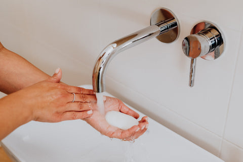 mencuci tangan dengan sabun adalah salah satu cara untuk mengatasi bersin terus-menerus