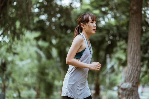Berolahraga secara teratur dapat membuat tubuh terasa segar dan bugar. Namun, bolehkah kita tetap berolahraga saat sakit kepala melanda?