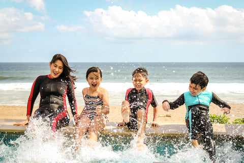 Sudah berencana untuk pergi liburan ke pantai bersama keluarga? Jangan lupa untuk membawa lima benda ini ya!