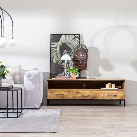 Mueble de televisión con diseño africano.