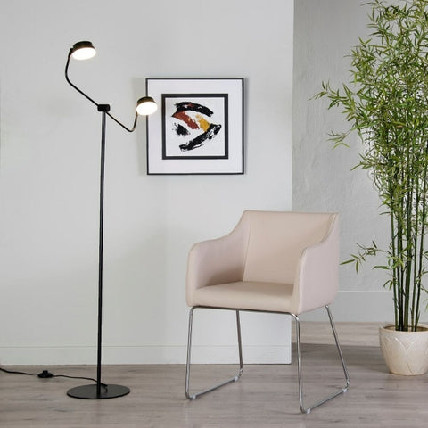 Lampadaire double inclinable dans un salon moderne