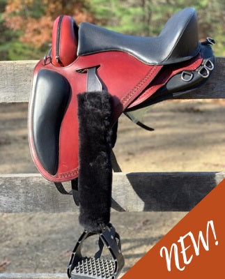 Freeform Pathfinder PJ Treeless Saddle on a saddle rack.