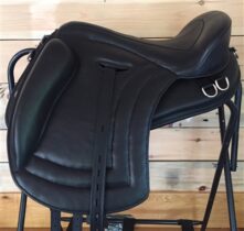 Freeform Navarra Treeless Saddle