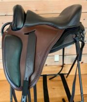 Freeform Pathfinder PJ treeless saddle in brown/black.