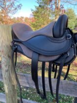 Freeform Pathfinder treeless saddle in black and tan.