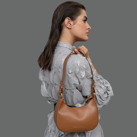 Bolso de hombro para mujer de piel saffiano con bandolera larga marrón Maribel