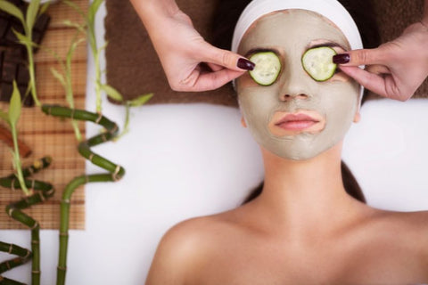 woman with a face mask and cucumber slices over her eyes to reduce eye irritation