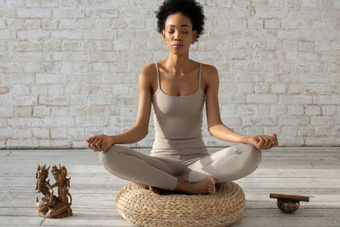 mujer meditando por enfoque y claridad