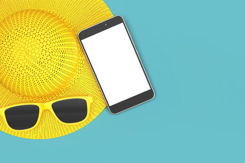 imagen de gafas de sol, sombrero y pantalla de teléfono