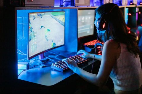 woman gaming at computer will get stinging eyes