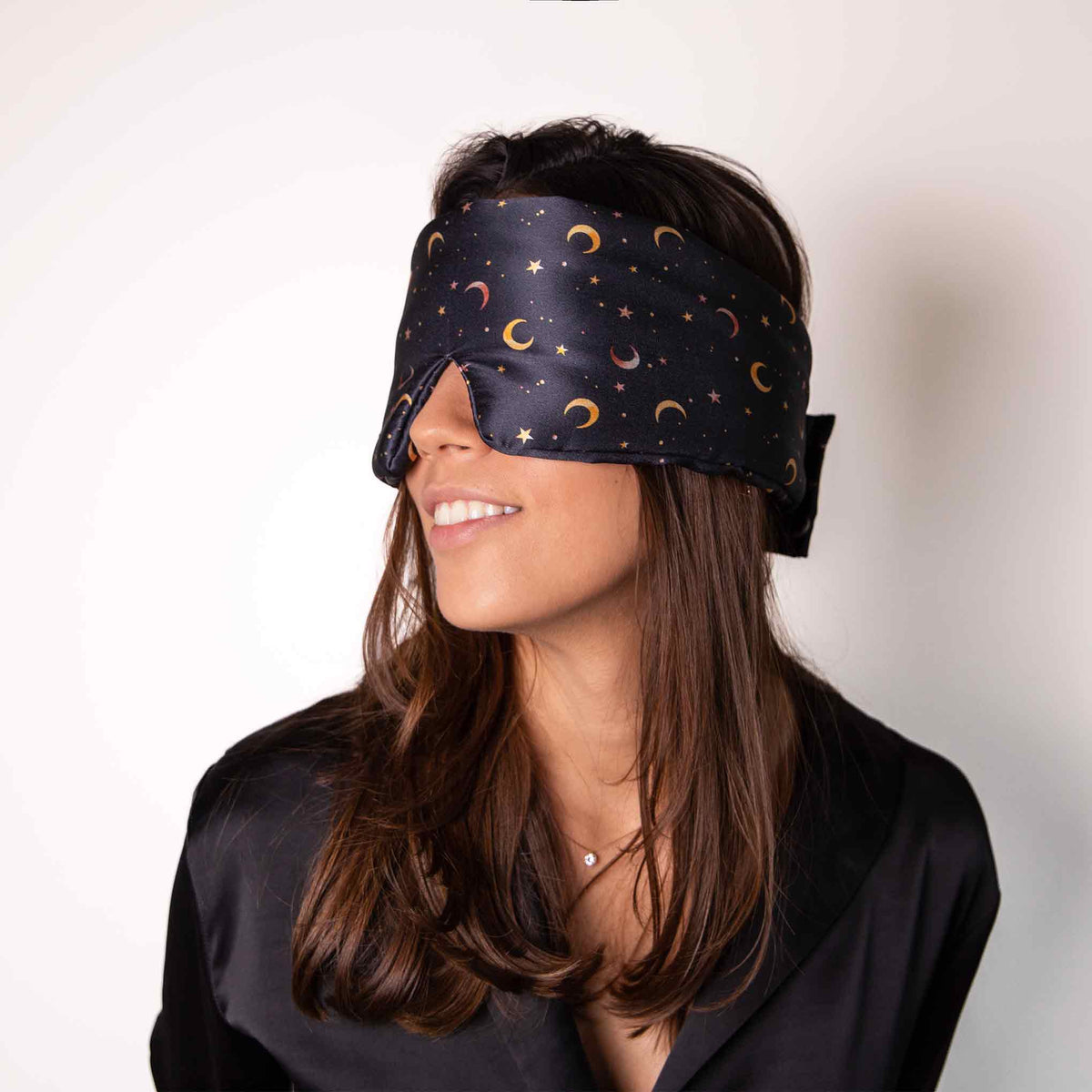 Drowsy-Sleep-Co.-La-Nuit-Silk-Mask-model2.jpg__PID:9ac822ef-3db2-40f1-975b-107e44555c07